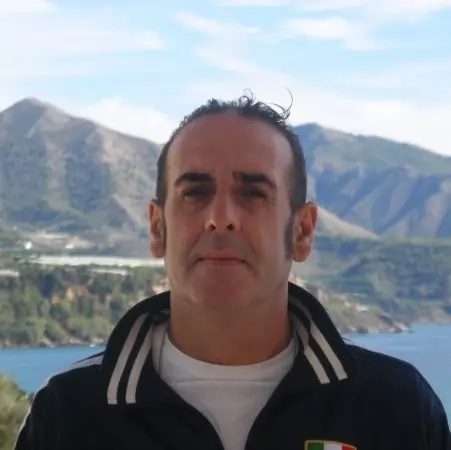 Image of Gary Troia with mountains and Lake Viñuela in the background.